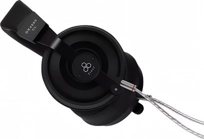 Oldalnézet fekete Final DX4000CL Hi-Fi fejhallgatóról nagy jobb oldali fülkagylóval és fonott, ezüstszínű audiokábellel