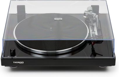 Gramofon Thorens TD103A v černém lesklém provedení, pohled shora s průhledným protiprachovým krytem, raménkem a talířem