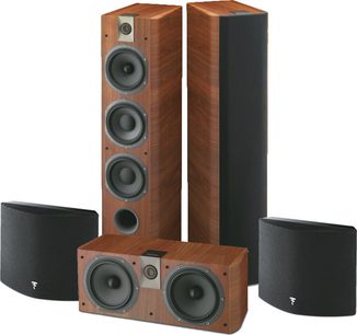 Sada sloupových reproduktorů Focal Pack Chorus 726 SR ořech, složená ze dvou sloupových reproduktorů, jednoho centrálního a dvou regálových reproduktorů
