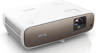 Benq W2700 hvid projektor, set forfra, objektiv til højre, højttalergitter til venstre