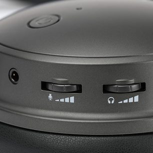 Bezdrátová sluchátka Audeze Maxwell Xbox, detailní pohled zezadu ukazující dvě tlačítka a logo Audeze na matném černém plastu