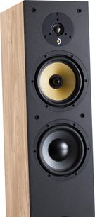 Reproduktorová skříň Davis Acoustics Ariane 5 v světlém dubu, světlá dřevěná skříňka, černý přední panel, žlutý středový reproduktor, pohled ze tří čtvrtin