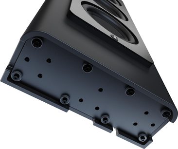 Zabudovateľný subwoofer Perlisten D3is, perforovaná čierna kovová spodná platňa, tri zarovnané woofery, pohľad zospodu