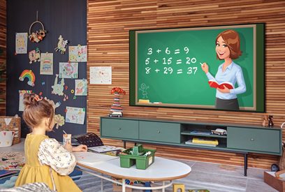 Samsung QE43Q65A 2021 TV viser en smilende lærer foran en tavle med en matematisk ligning i et klasseværelse med børnetegninger på væggen