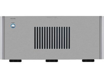 Сребрист мултиканален усилител Rotel RMB-1555, преден изглед, черна централна решетка, син бутон отляво, 3 черни крака