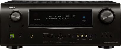 Stilren svart framsida på en Denon AVR-1910 hemmabioförstärkare, med en blå LCD-display i mitten, vridknappar och portar