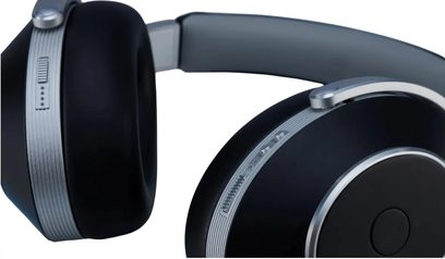 Svart T+A Solitaire T PRO hi-fi-hodetelefon i nærbilde, med tykke øreputer, sølvfargede kanter og betjeningsknapper på siden