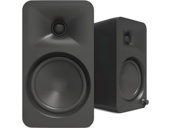 Pereche de boxe active Kanto ORA4, negru mat, din plastic, carcase dreptunghiulare cu colțuri rotunjite, având în față un tweeter încastrat într-un val conic și un woofer circular de dimensiuni mari, una văzută din față și cealaltă din perspectivă trei sferturi
