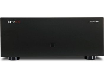 Visokozmogljiv hi-fi ojačevalnik moči IOTAVX AVXP 7-230 v črni kovini, pogled od spredaj, gladka sprednja plošča z logotipom zgoraj levo, oznaka modela zgoraj desno, majhen kvadratni gumb na sredini in dva vidna cilindrična podstavka
