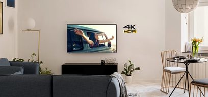 Panasonic TX-55LX610E-tv, der viser en kvinde i en bil set indefra køretøjet, i en moderne stue