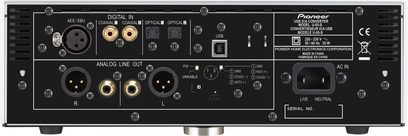 Pioneer U-05-S sølvfarvet hovedtelefonforstærker, frontpanel med analoge og digitale tilslutninger, knapper og indikatorer