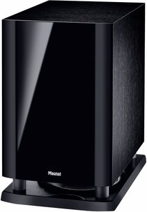 Subwoofer Magnat WSB 50 Pro v černé lesklé barvě, pohled zepředu v perspektivě, vertikální obdélníkový tvar