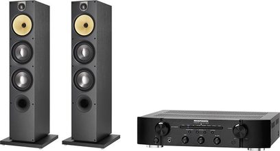 To sorte søjlehøjttalere og en sort Marantz PM6005 stereoforstærker set forfra på en hvid baggrund