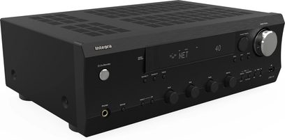 Ampli hi-fi stereo DTM-7.4 černý, pohled ze tří čtvrtin zepředu, kulatá tlačítka, digitální displej, velký stříbrný ovládací knoflík