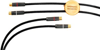 Ultimate Studio RCA-lydkabler på 1,2 m, sorte, forgyldte RCA-stik, sort flettet kabelkappe, på hvid baggrund