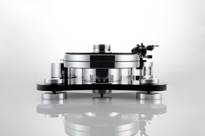 Gramofon Transrotor Zet 1 z čelního pohledu, černé šasi, chromované válcové prvky a černé raménko přenosky