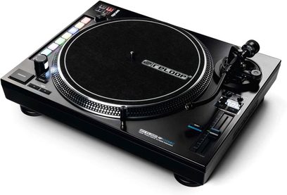 Aukštos kokybės Reloop RP 8000 MK2 juodos spalvos vinilo plokštelių grotuvas, šiek tiek įžambiai matomas iš viršaus, su plokštelių laikikliu, svareliu ir valdymo rankenėlėmis