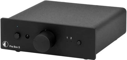 Pro-Ject Pre Box S stereoforforstærker i sort set forfra, kontrolknapper og tilslutningsstik