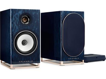 Kabellose Lautsprecher Triangle Capella 2 in Astralblau, Ausführung Blau Abyss, Set mit 2 Stück auf goldfarbenem Metallständer, Stoffabdeckung