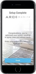 Záběr chytrého telefonu zobrazujícího zprávu o dokončení nastavení mobilního audio systému ARC