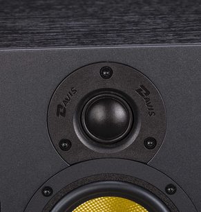Davis Acoustics Dhavani sort centerkanal, nærbillede forfra af sort rund højttaler i mat sort kabinet