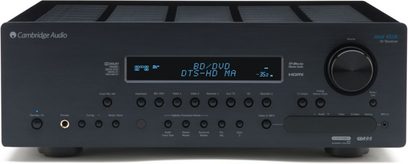Cambridge Audio Azur 651R sort hjemmebiografsforstærker, set forfra, blå display "BD/DVD DTS-HD MA", knapper og stik