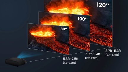 Proyector negro rectangular que emite un haz de luz hacia 3 pantallas superpuestas que muestran una imagen de lava en fusión con tamaños de 80", 100", 120".