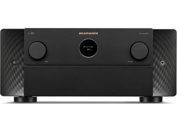 Marantz AV 20 hjemmebio-forforstærker i sort børstet metal, set forfra, udstyret med to store runde drejeknapper, der omkranser et centralt rundt display, sider med moiré-mønstret tekstur, tænd/sluk-knap til venstre og hovedtelefonudgang til højre