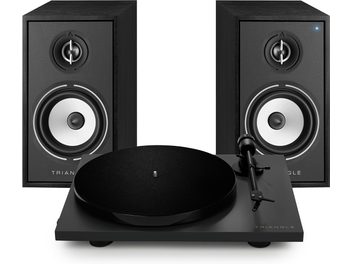 Dva černé reproduktory s kruhovými bílými reproduktorovými jednotkami a černý gramofon s viditelným ramenem pro čtení