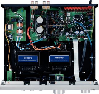 Onkyo A-9755 stereo hi-fi versterker, interne weergave met elektronische componenten, printplaten en bedrading