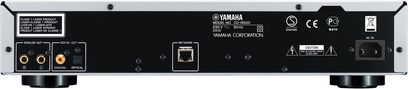 Odtwarzacz CD Yamaha CD-N500 w kolorze srebrnym, widok z przodu, złącza po lewej stronie, przyciski i wyświetlacz pośrodku, wysuwana szuflada na płytę CD po prawej stronie