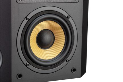 Plan apropiat frontal al unei incinte acustice negre, woofer cu con galben din țesătură împletită cu suspensie din cauciuc, carcasă neagră mată