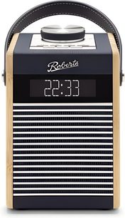 Radio til bordet Roberts Rambler Midi i mørkeblå med lys træ og plast, set forfra, med buet læderhåndtag i mørk farve, stor metaldrejeknap på hvidt øvre panel, digitalt display der viser 22:33 og kontrastfyldt vandret gitter