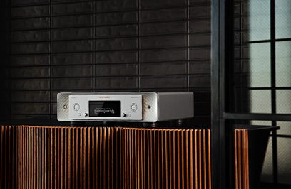 Marantz SACD 30n CD-spiller i sølvgull, svart frontpanel, digital skjerm, metallgrill, på mørk trehylle
