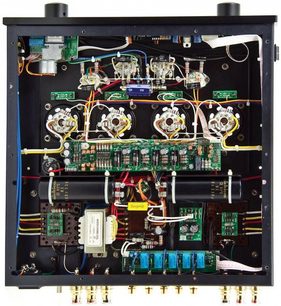 Vnitřek lampového hi-fi zesilovače PrimaLuna ProLogue Premium EL-34 v černé barvě, pohled zepředu shora, otevřený kryt
