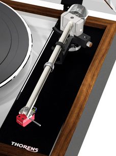 Gramofon Thorens TD 1601 ořech, kovové raménko s přenoskou, zvedák raménka, matně černý talíř, dřevěné šasi