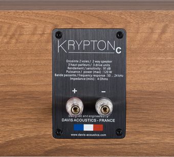 Zentrale Lautsprecherbox Davis Acoustics Krypton C Classik mit rechteckiger schwarzer Rückplatte, weißen Beschriftungen und 2 vergoldeten Anschlüssen