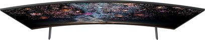 Televizor Samsung UE55RU7305 s prohnutou obrazovkou zepředu, zapnutý displej zobrazující barevnou galaxii na černém pozadí