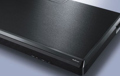 Yamaha SRT-1500 sort soundbar, set oppefra, sort gitter på toppen, blanke sorte kanter og sider