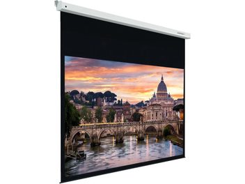Μηχανοκίνητη οθόνη Lumene Embassy HD 240C, μπροστινή όψη, ανοιχτή, προβάλλει μια εικόνα με γέφυρα και κτίρια στο ηλιοβασίλεμα που αντανακλώνται σε ένα ποτάμι