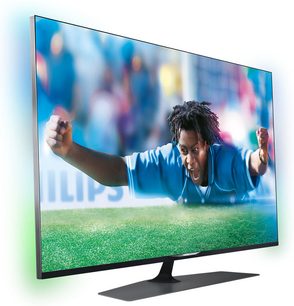 Philips 49PUS7809 fladskærms-tv, der viser et billede af en sort mand, der skriger med løftede arme på en fodboldbane
