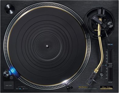 Technics SL-1210GMEEK Plattenspieler in Schwarz, Draufsicht, großer runder Plattenteller und goldfarbener Tonarm im DJ-Stil