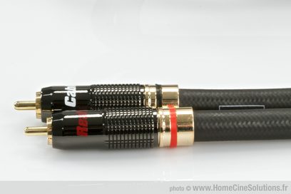 Analogový RCA audio kabel Real Cable CA1801 innovation 1 m, pozlacené konektory, černý plášť z uhlíkových vláken