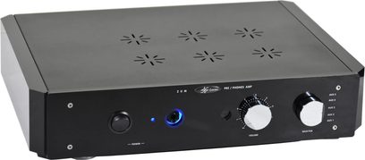 Hi-fi sluchátkový předzesilovač Lector audio ZUM-H černý, pohled zepředu, s centrálním sluchátkovým konektorem a dvěma stříbrnými ovladači