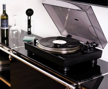 Hi-fi винилова грамофонна плоча Reloop TURN5 черен, изглед отгоре в близък план, отворен прозрачен капак, тонарм, въртяща се плоча
