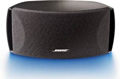 Sort Bose Cinemate center højttaler, set forfra, oval form der er længere vandret, sort akustisk gitter over hele overfladen