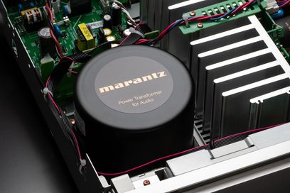 Srebrni hi-fi stereo ojačevalnik Model 60n, notranji pogled, črn cilindrični transformator, zelene tiskane vezje, večbarvni kabli