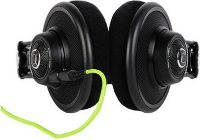 AKG Q 701 sort åben hi-fi hovedtelefon, set forfra, med runde ørepuder og fluorescerende grøn hovedbøjle