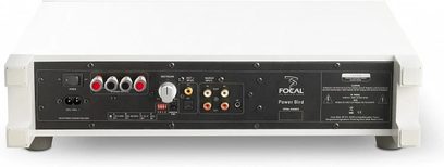 Hi-fi stereo zesilovač Focal Power Bird černý, přední pohled. Čelní panel v černé barvě s tlačítky, konektory a LED displejem.