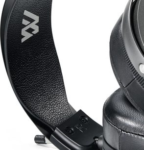 Audeze MM-520 Manny Marroquin mustat hi-fi-kuulokkeet, lähikuva teksturoidusta sangasta ja pehmustetusta korvakupista